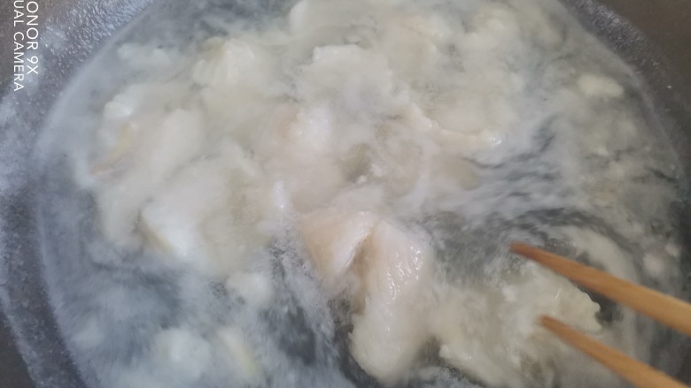 葱油鱼片,将鱼片,下入锅中焯水至断生