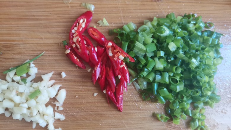 葱油鱼片,小葱洗干净,切成葱花,大蒜拍碎切成末,小米椒切成片