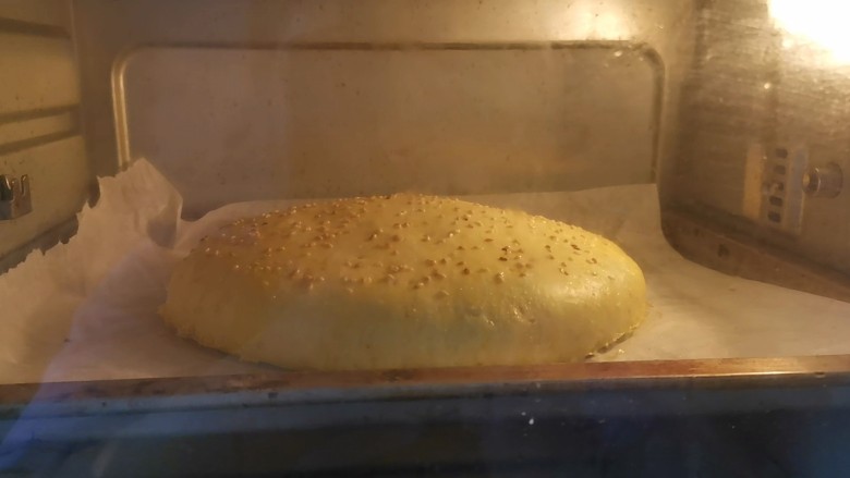 爆浆紫薯芝士饼,送入预热好的烤箱上下火,180度烤20分钟