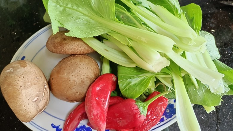 香菇炒小白菜,备好食材