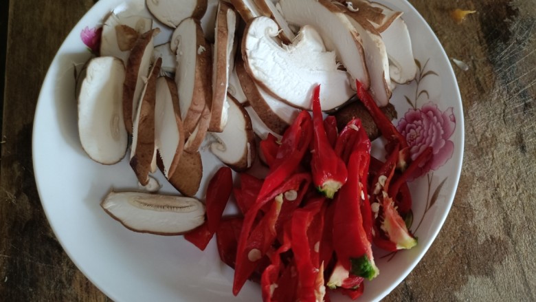 香菇炒小白菜,<a style='color:red;display:inline-block;' href='/shicai/ 230'>香菇</a>洗净切片,红椒洗净切丝。