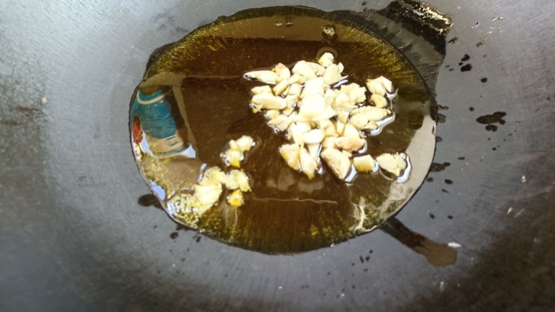 香菇炒小白菜,起锅烧油,放入大蒜