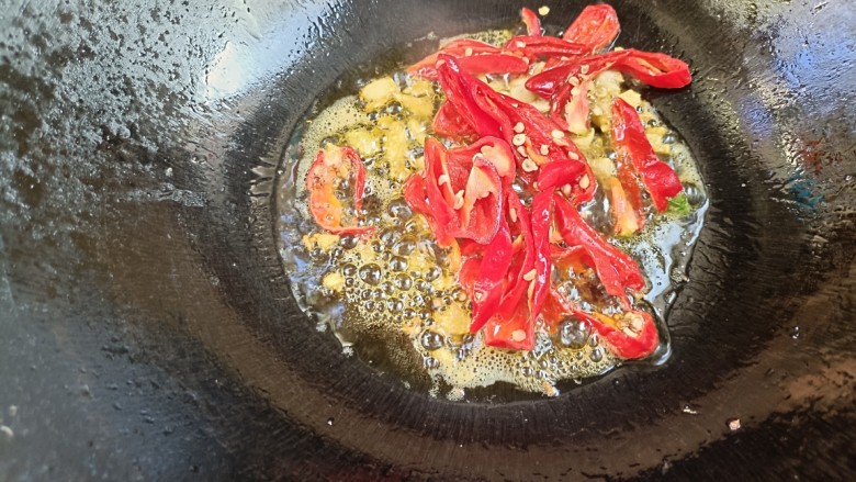 香菇炒小白菜,放入红椒,炒出香味