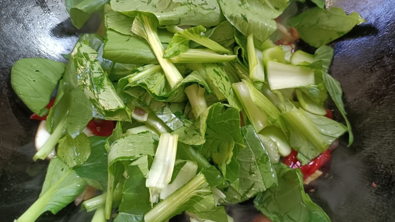 香菇炒小白菜,倒入小白菜,翻炒均匀