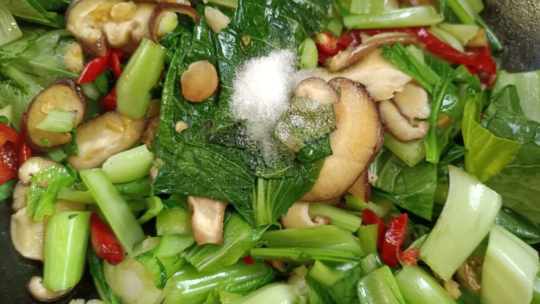 香菇炒小白菜,加入食盐,<a style='color:red;display:inline-block;' href='/shicai/ 717'>味精</a>。至熟。