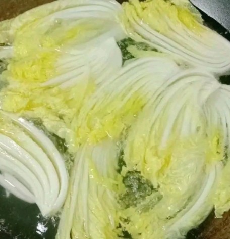 蒜蓉粉丝娃娃菜,锅中烧水,水开加少许盐,放入娃娃菜