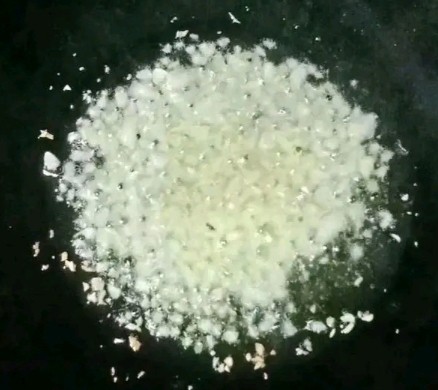 蒜蓉粉丝娃娃菜,热锅下油,放入蒜末炒香