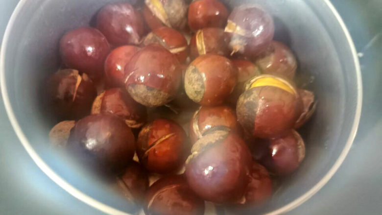 酱焖鸡块,栗子上锅蒸5分钟,蒸过更好剥壳