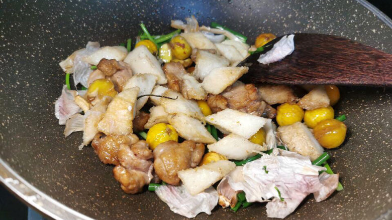 酱焖鸡块,加入鸡肉,栗子,杏鲍菇