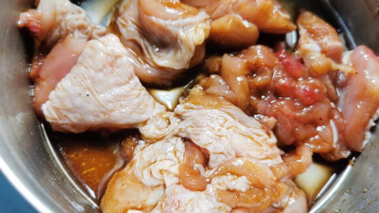 酱焖鸡块,加入生抽,糖,胡椒粉,腌制15分钟