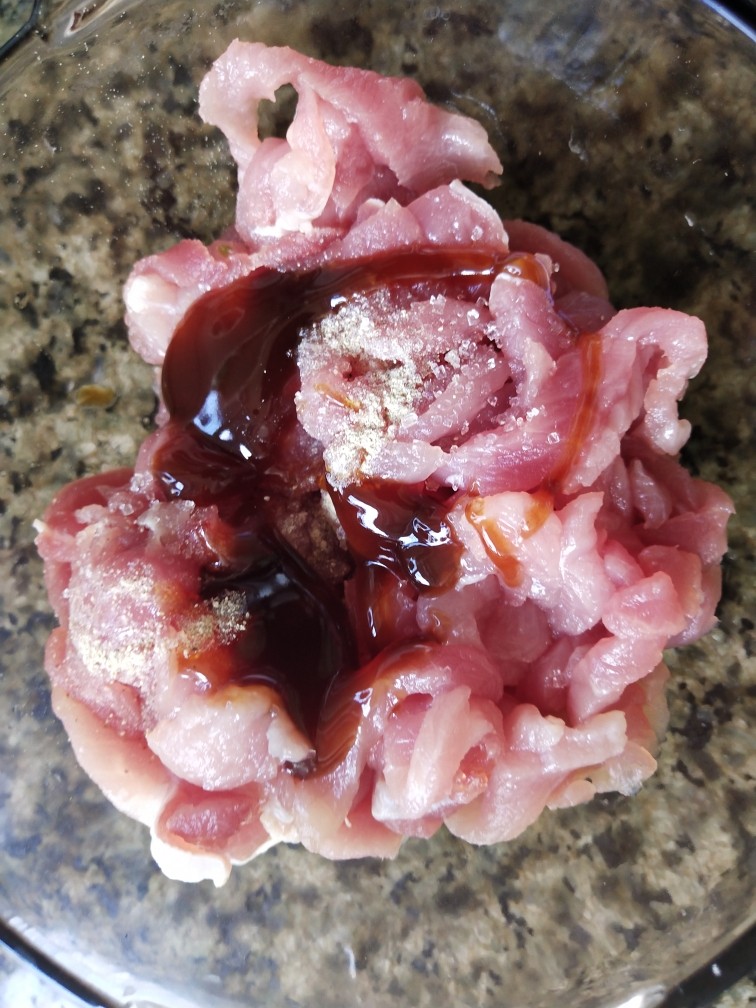 青葱炒肉丝,加入白糖,胡椒粉,耗油拌匀