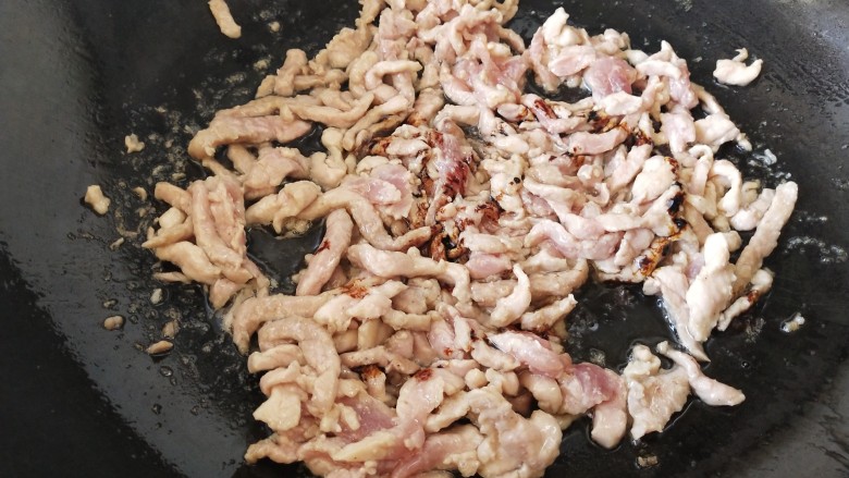 青葱炒肉丝,倒入老抽调色,翻炒片刻起锅