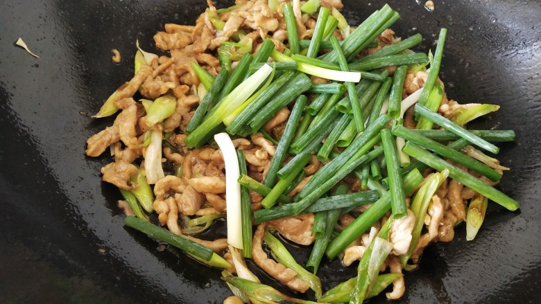 青葱炒肉丝,放入青葱,