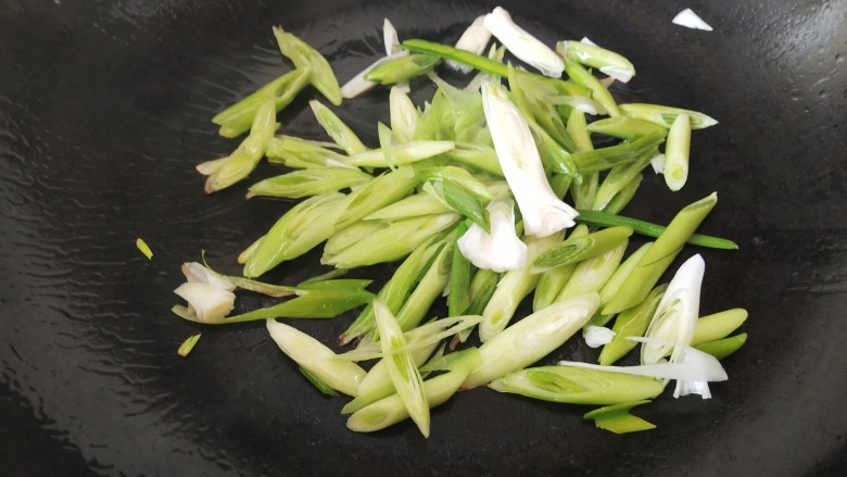 青葱炒肉丝,洗锅,加油,放入大蒜葱,炒香,加点盐炒一会儿