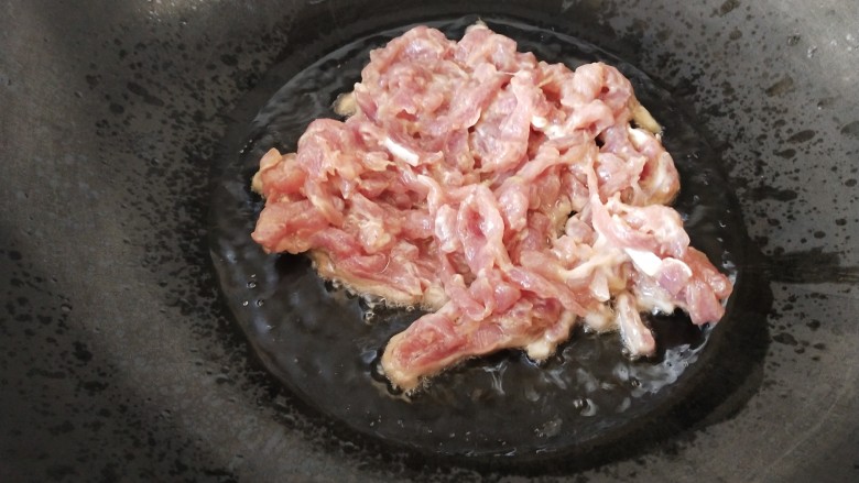 青葱炒肉丝,加入腌制好的肉丝,小火烧至颜色变白