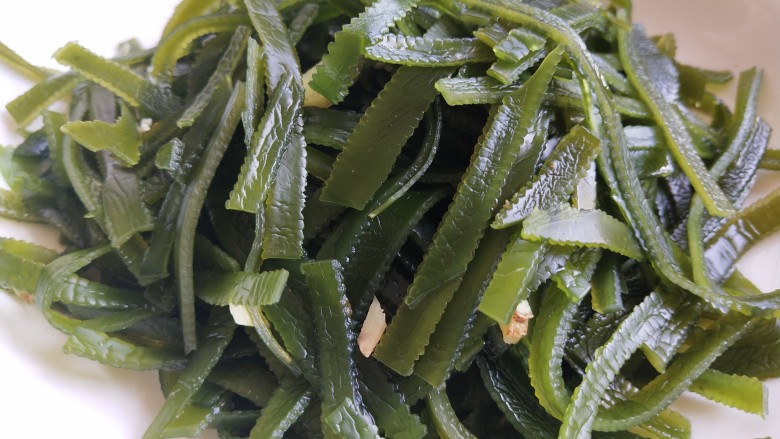 凉拌芝麻海带,装入盘中