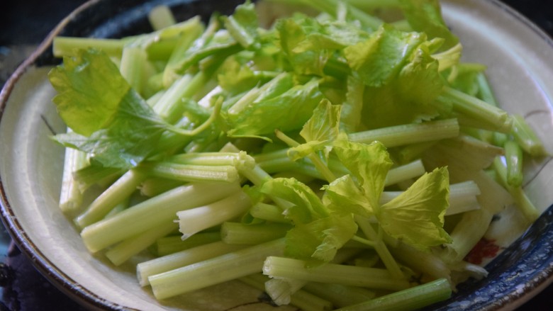 芹菜炒墨鱼,<a style='color:red;display:inline-block;' href='/shicai/ 125'>芹菜</a>洗净去叶去头,切小段