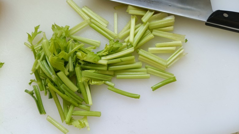 芹菜木耳炒肉丝,毛芹菜洗净切段儿;