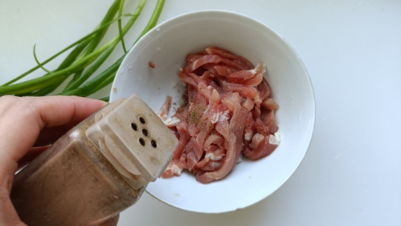 芹菜木耳炒肉丝,再撒一点<a style='color:red;display:inline-block;' href='/shicai/ 12043'>花椒粉</a>;