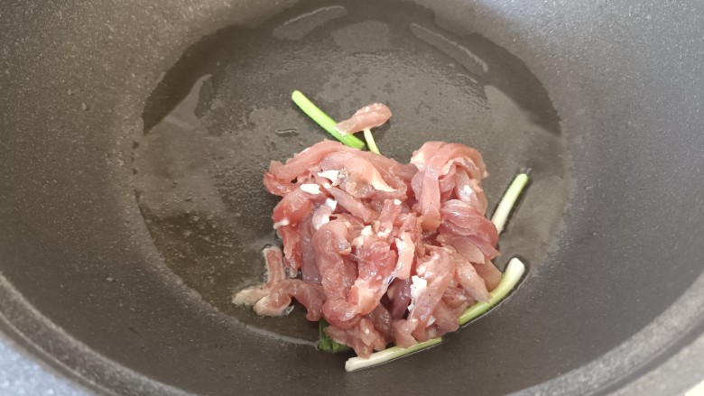 芹菜木耳炒肉丝,加入腌好的肉丝;