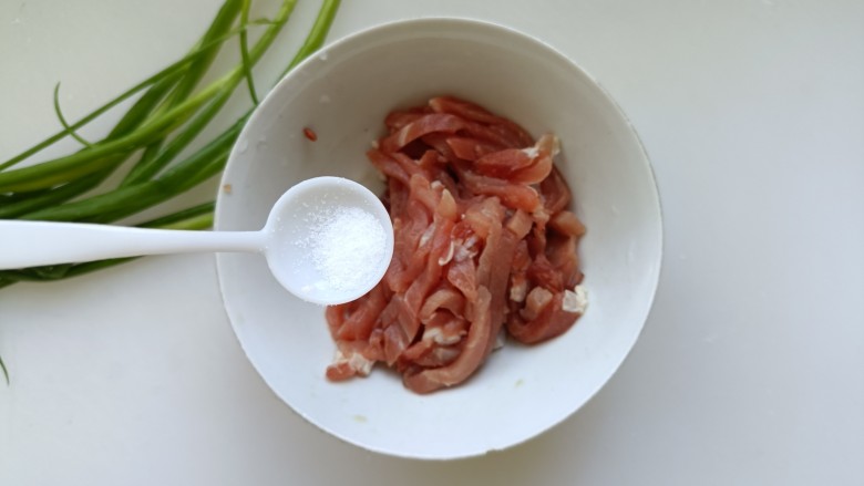 芹菜木耳炒肉丝,腌肉丝,加盐;