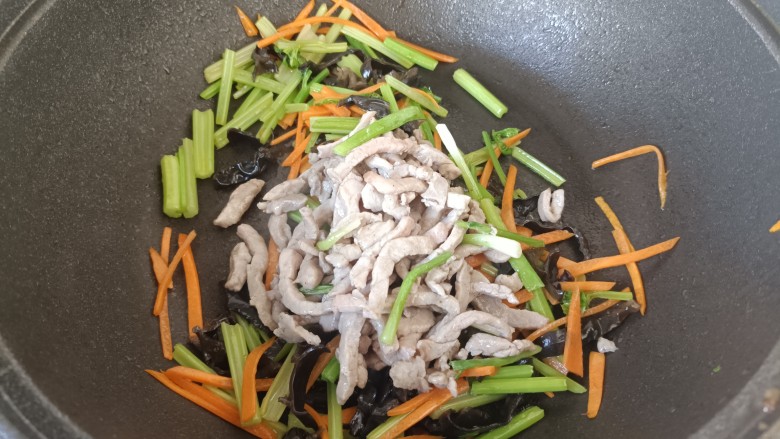 芹菜木耳炒肉丝,放入炒过的肉丝炒匀;