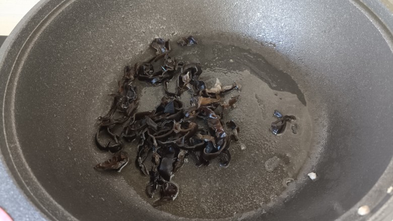 芹菜木耳炒肉丝,锅内留底油,放入木耳丝煸炒;