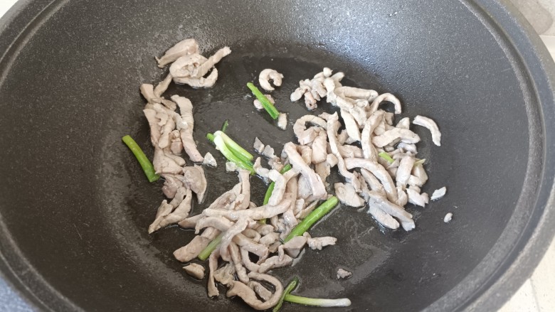 芹菜木耳炒肉丝,肉丝小火煸炒至发白,盛出备用;