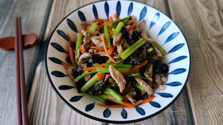 芹菜木耳炒肉丝,出锅盛盘,美味的芹菜木耳炒肉丝等你品尝。