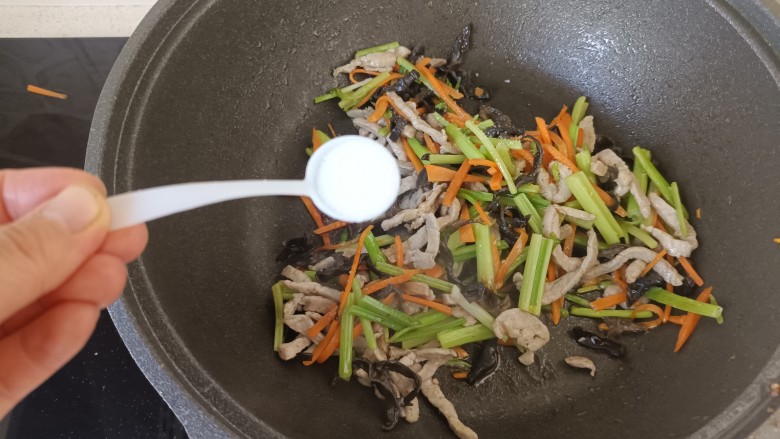 芹菜木耳炒肉丝,加适量的盐调味儿,翻炒均匀;