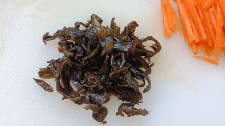 芹菜木耳炒肉丝,木耳切丝;