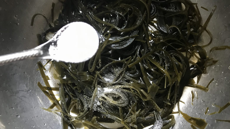 凉拌芝麻海带,放入盆中先用食盐抓抓,冲洗一下,可以去除些海带上面的粘液下