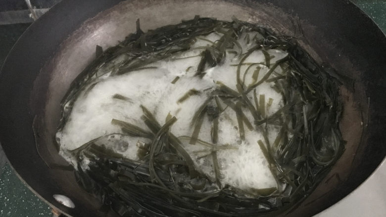 凉拌芝麻海带,接着烧开水,放入海带丝,焯煮1~2分钟左右,捞出,沥干水分后放入碗中