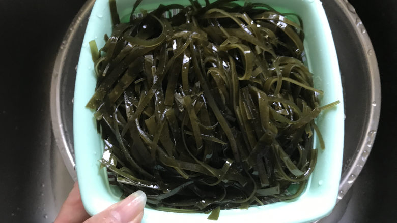 凉拌芝麻海带,然后再冲洗几遍,海带上的粘就没有了