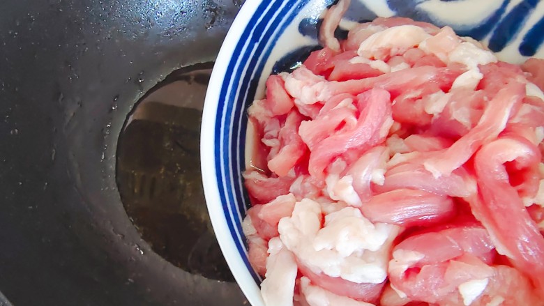 青葱炒肉丝,锅内入少许食用油,油热后下肉丝