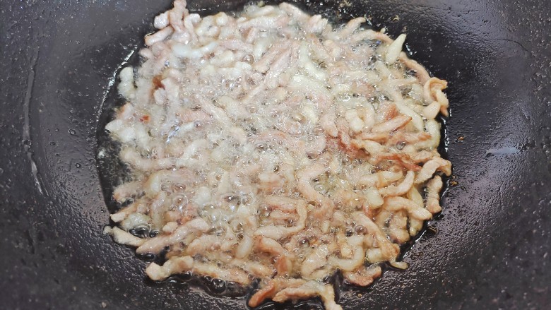 青葱炒肉丝,中小火慢慢煸炒至肉丝成金黄色,并有油脂逼出来