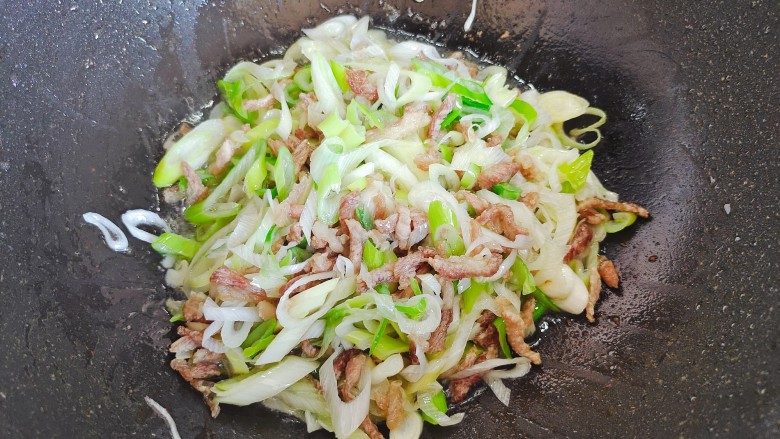 青葱炒肉丝,中大火翻炒至大葱稍稍变软,体积变小