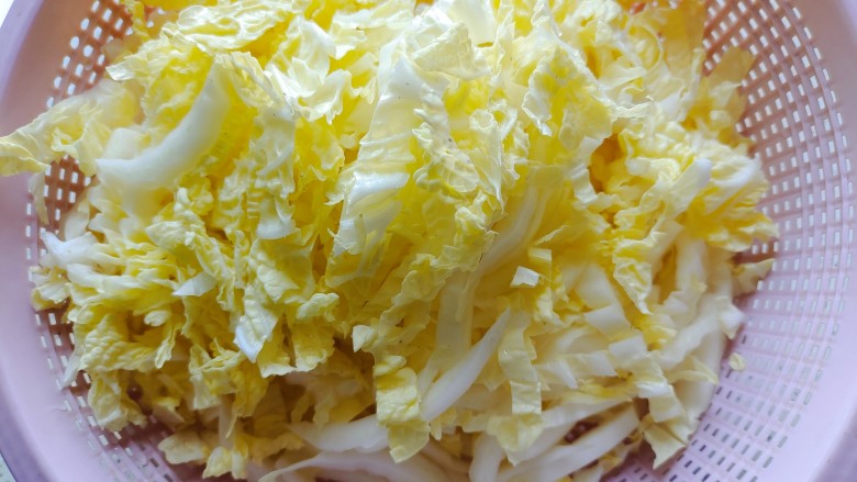 金针菇炒大白菜,<a style='color:red;display:inline-block;' href='/shicai/ 114'>白菜</a>洗净,切碎,控干水分
