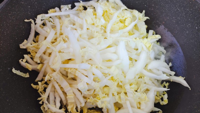 金针菇炒大白菜,起油锅,油热后下白菜