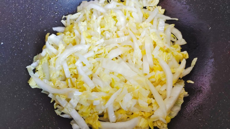 金针菇炒大白菜,翻炒至白菜稍稍变软,体积变小