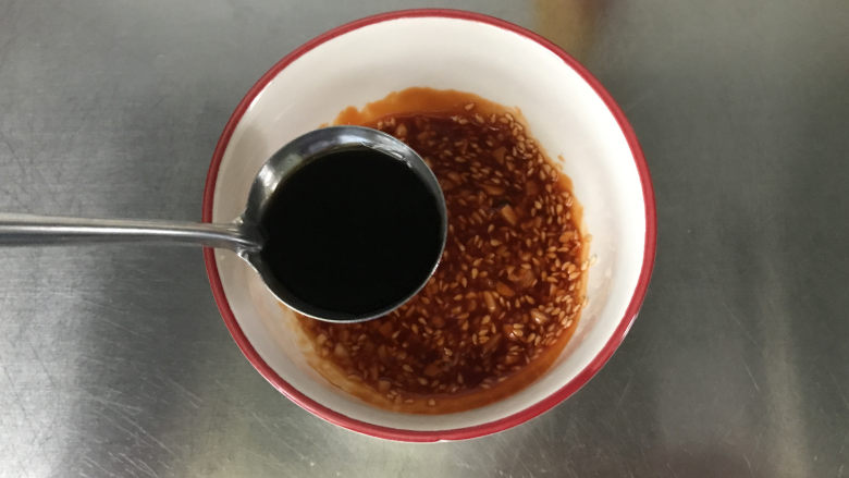 凉拌芝麻海带,接着倒入1大勺<a style='color:red;display:inline-block;' href='/shicai/ 768'>香醋</a>,拌匀,增加风味