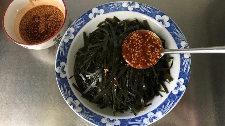 凉拌芝麻海带,最后将麻辣川香凉拌汁淋在海带丝上