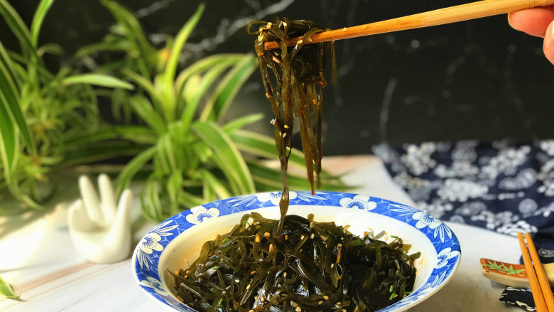 凉拌芝麻海带,麻辣鲜香,脆嫩爽口,非常地好吃又下饭