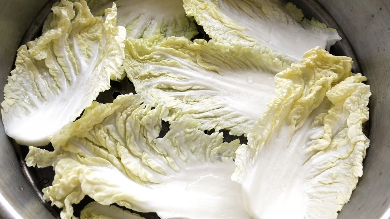 珍珠丸子,蒸屉里摆上菜叶子