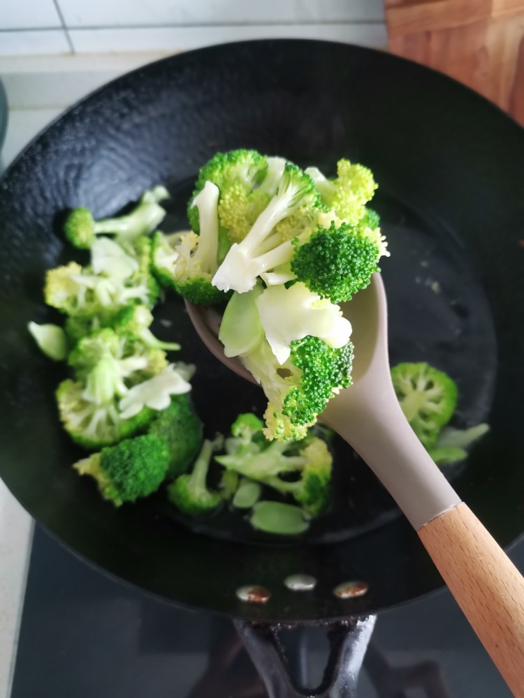 胡萝卜炒西兰花,1分捞出