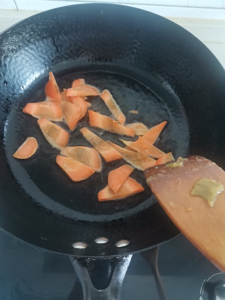胡萝卜炒西兰花,起锅烧油,葱爆香加入胡萝卜