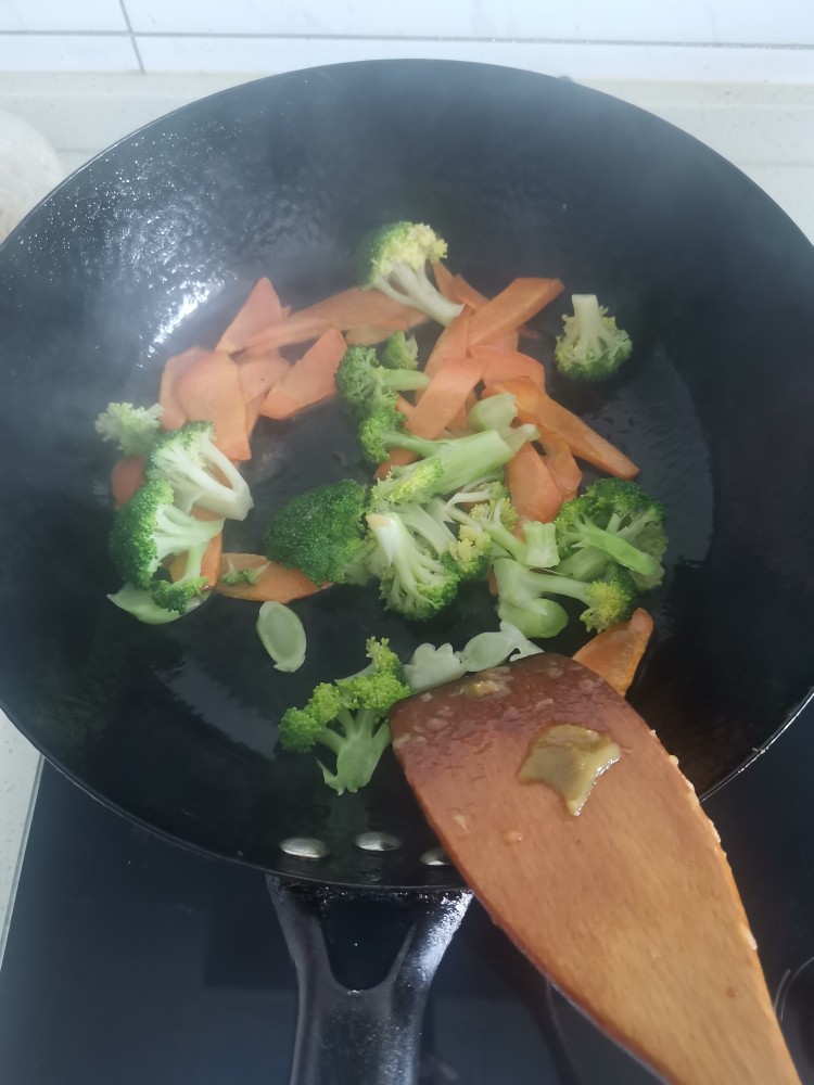 胡萝卜炒西兰花,大火翻炒,加入西兰花