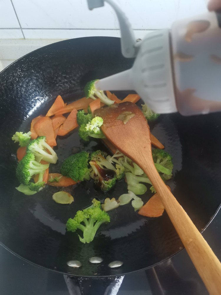 胡萝卜炒西兰花,加耗油,生抽