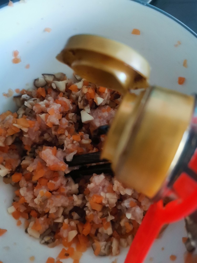 鲜肉小花卷,加入生抽,耗油