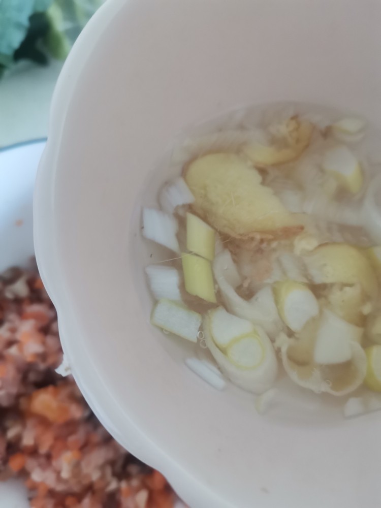鲜肉小花卷,加入葱姜水,一个方向搅拌上劲